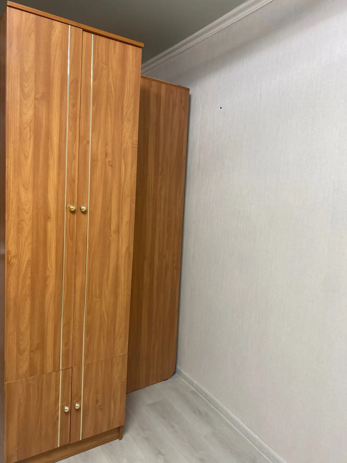 Отдам шкаф 2 шт. Ширина 60 см. , глубина 50 см., высота 207см. т 89613758675