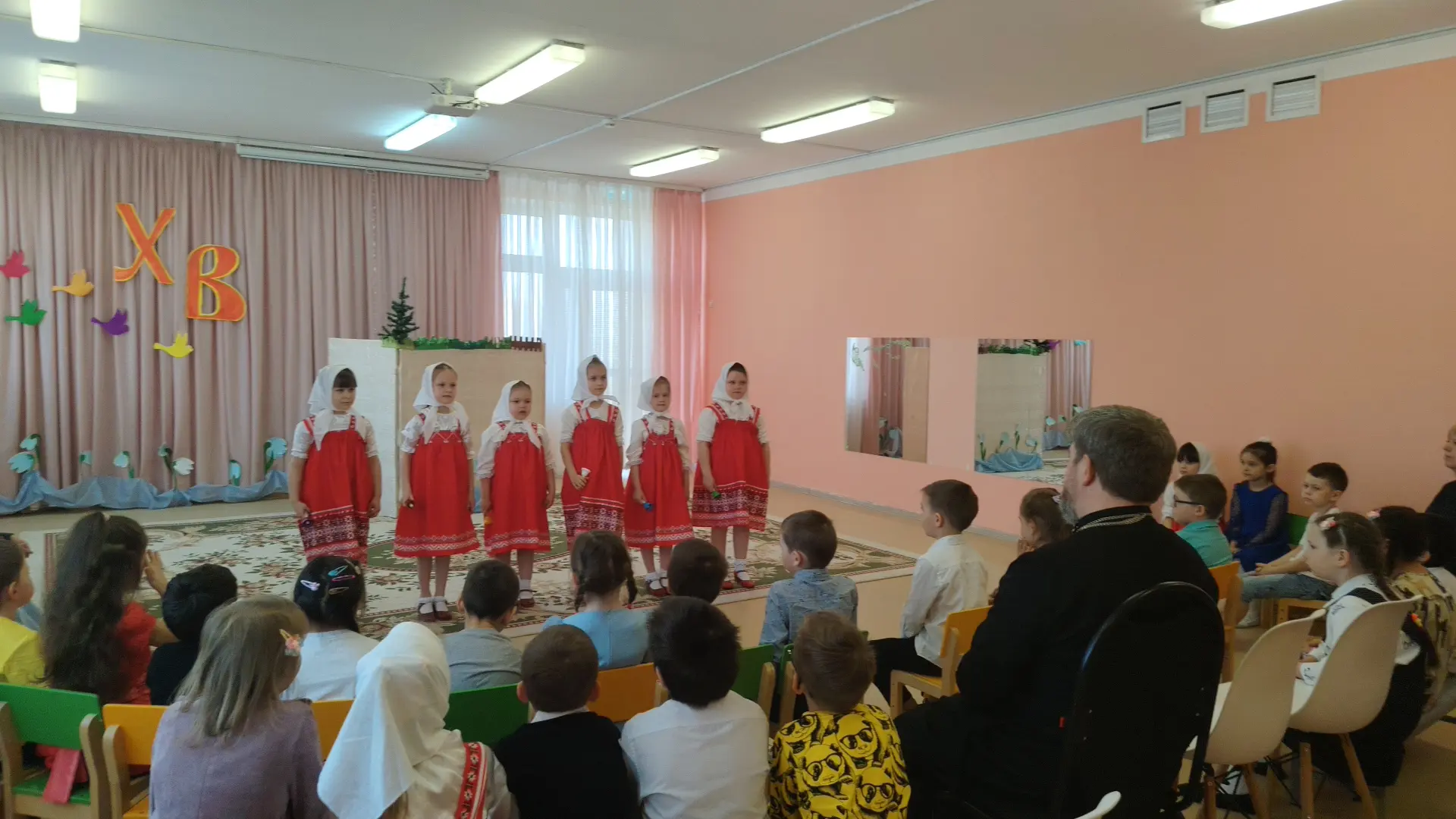 Пасхальный утренник для старших дошкольников с участием благочинного Старицкого церковн...
