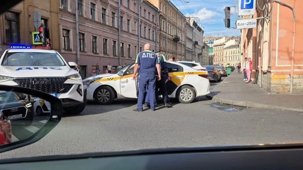 На углу Казанской и Гороховой вынимают таксиста
