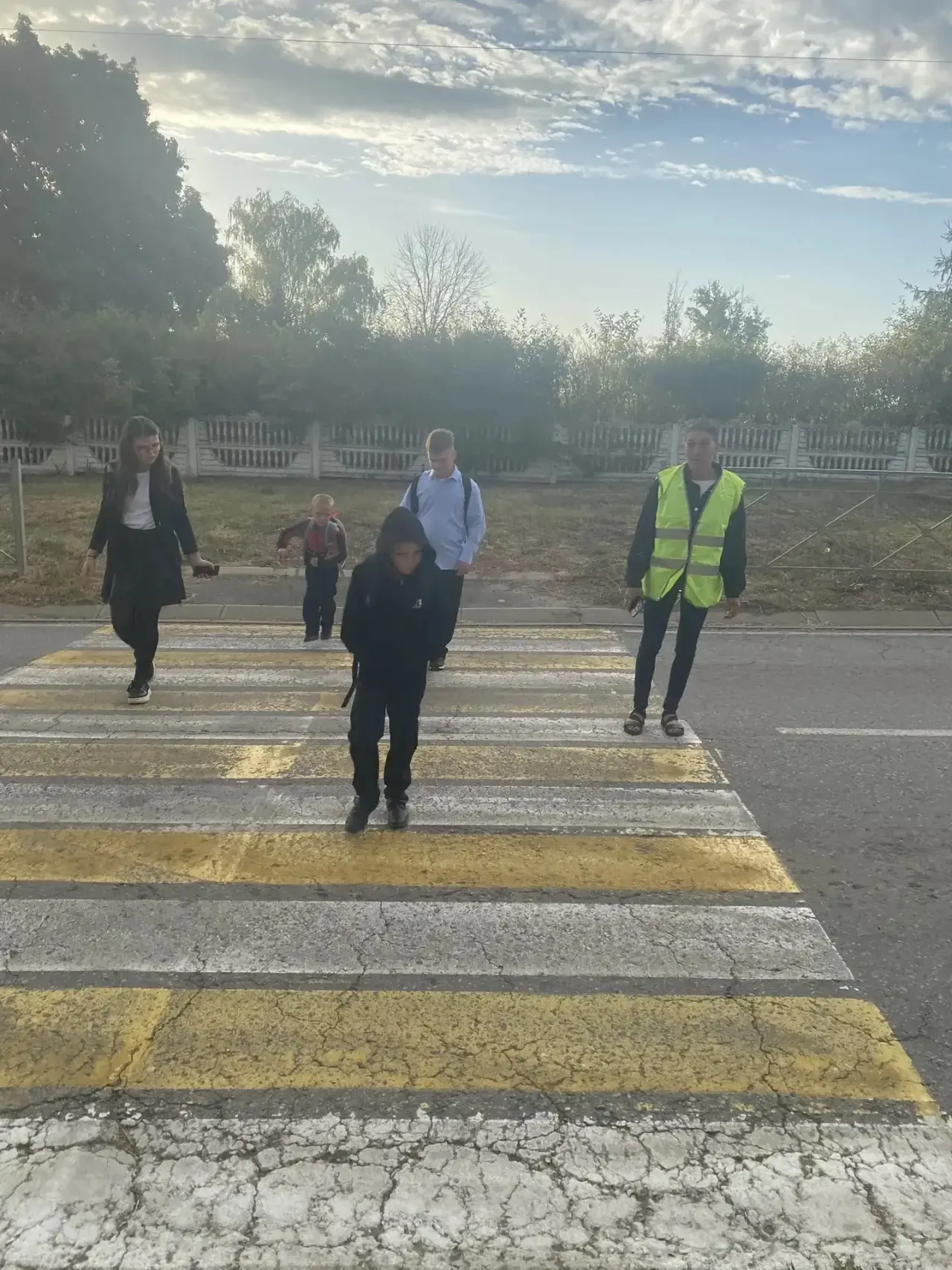 📌 В рамках месячника безопасности на пешеходном переходе дежурили родительские патрули...
