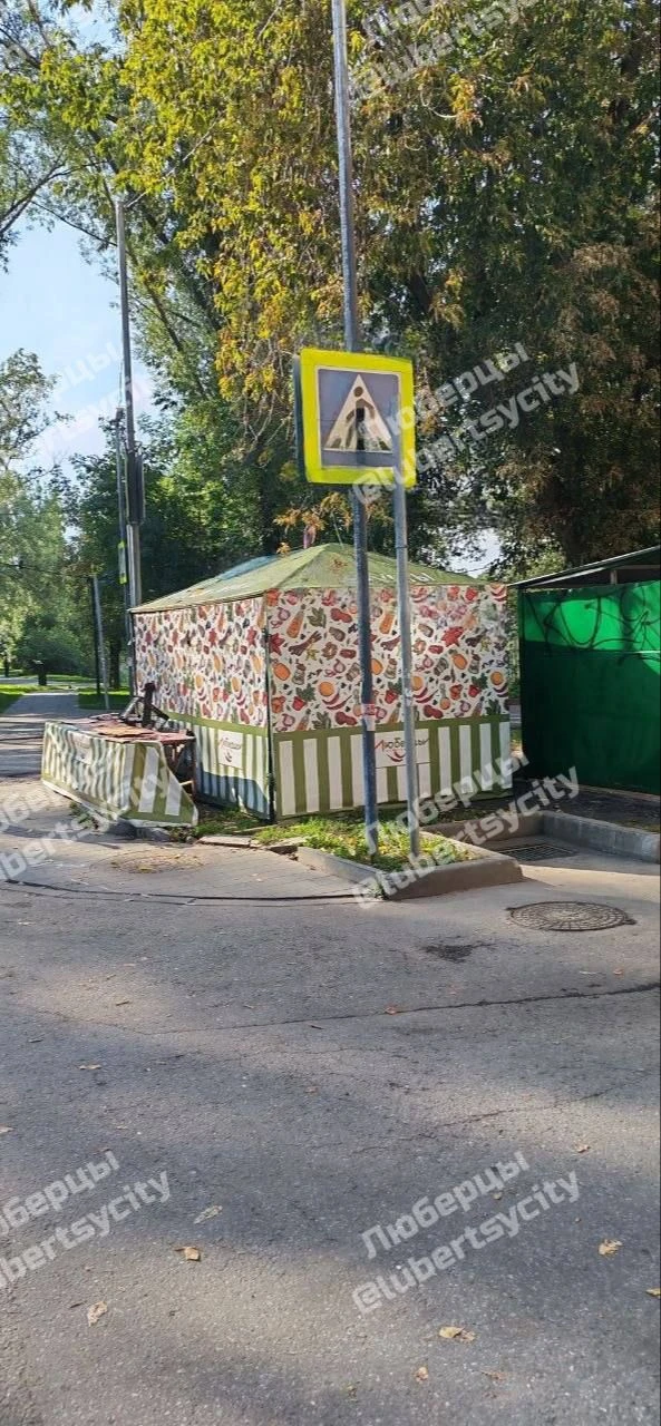 Овощной ларек на Шевлякова, у мусорной площадки в Люберцах вновь осуществляет незаконну...
