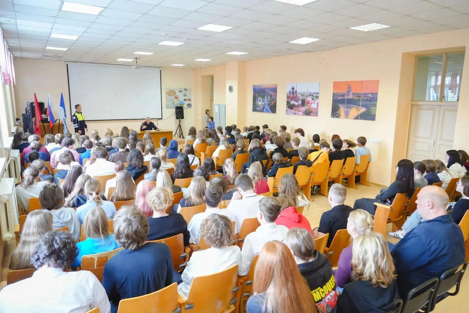 В школе №14 представители Госавтоинспекции провели профилактическую лекцию по безопасно...