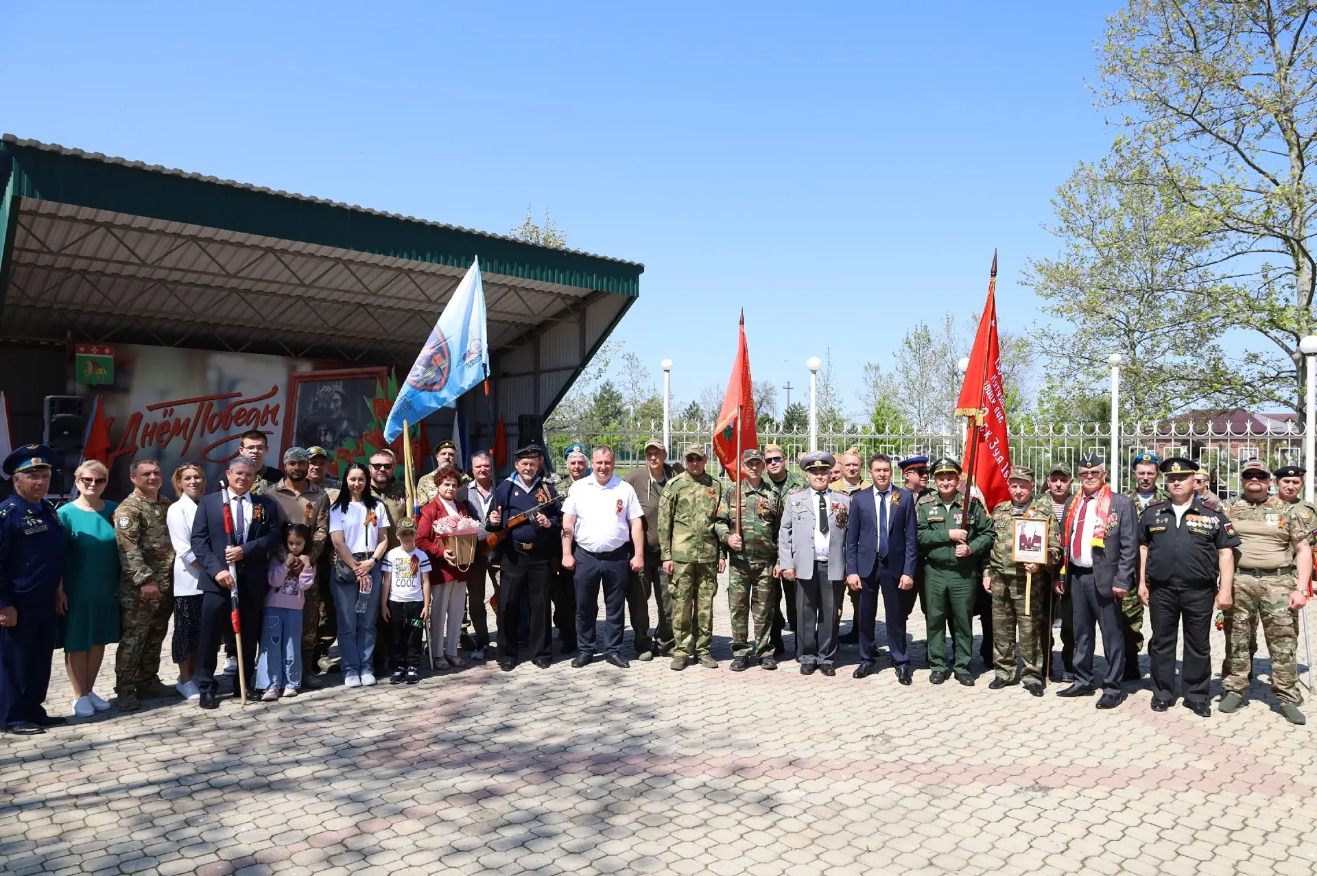 Несколько кадров с празднования 81-й годовщины Великой Победы: дань памяти и единства.