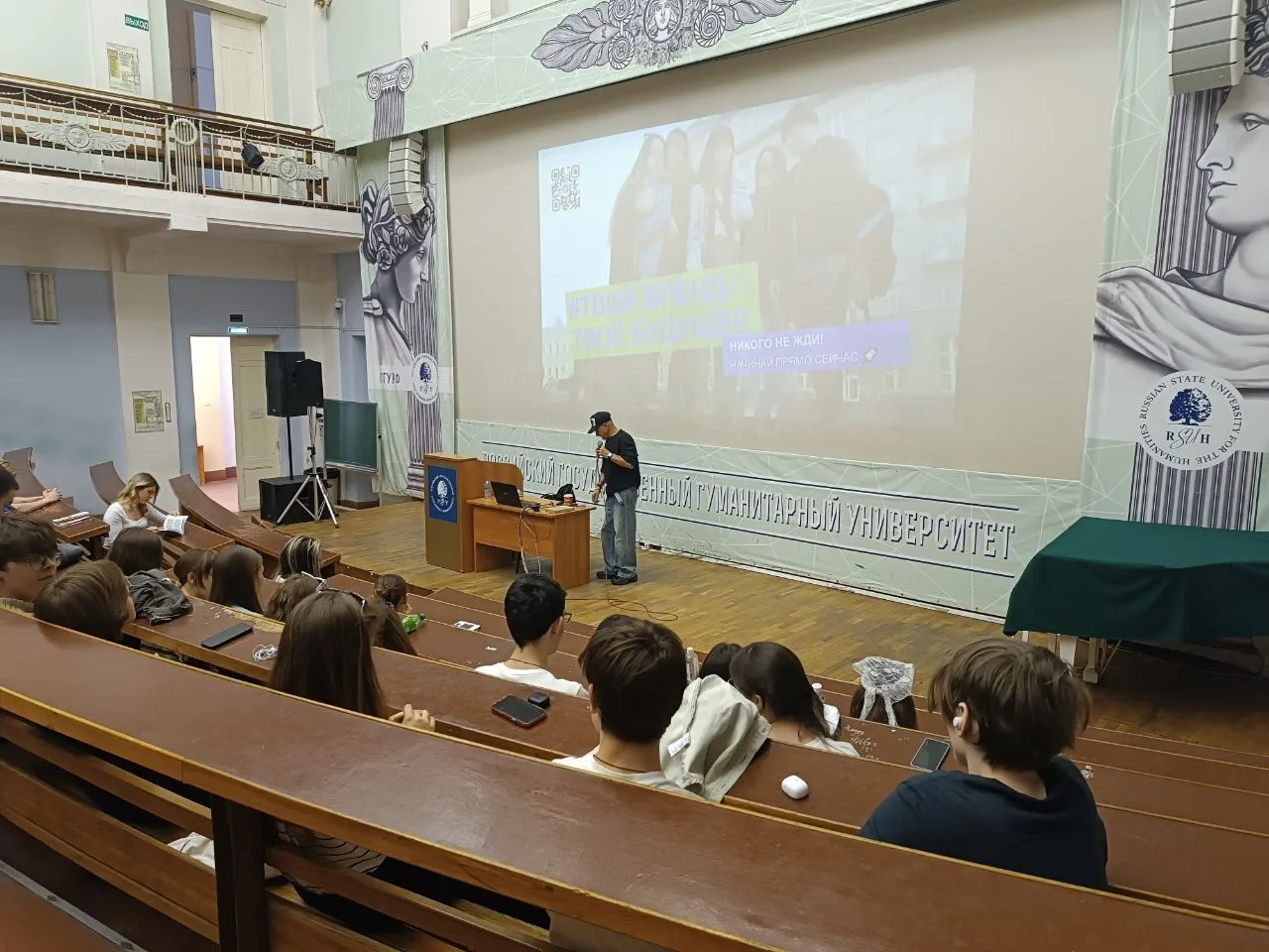 💼 Погружение в мир предпринимательства  📈 Во время каникул учащиеся предпринимательского 10-А класса