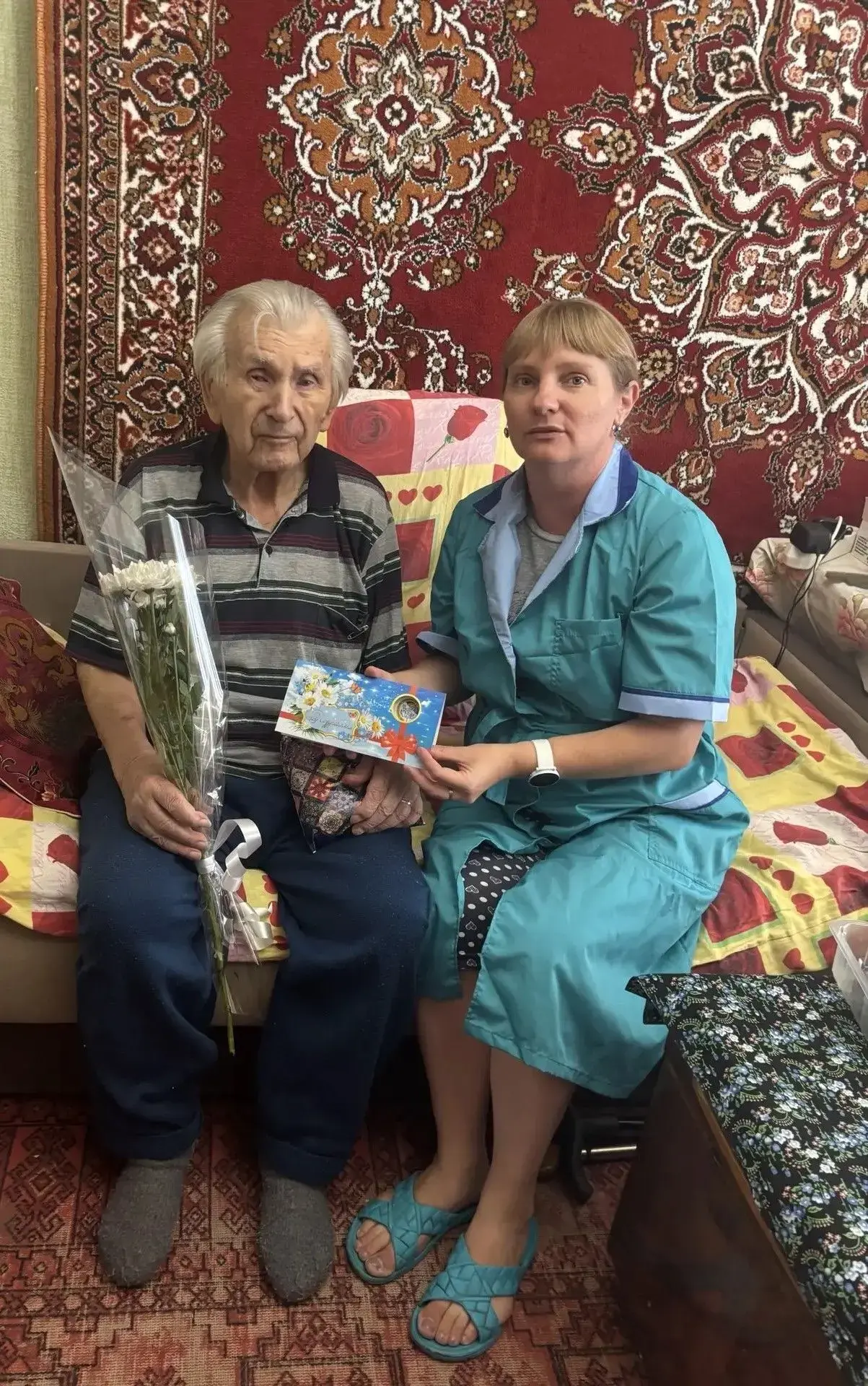 Сотрудники Центра поздравили Овешкова Геннадия Дмитриевича, получателя социальных услуг...