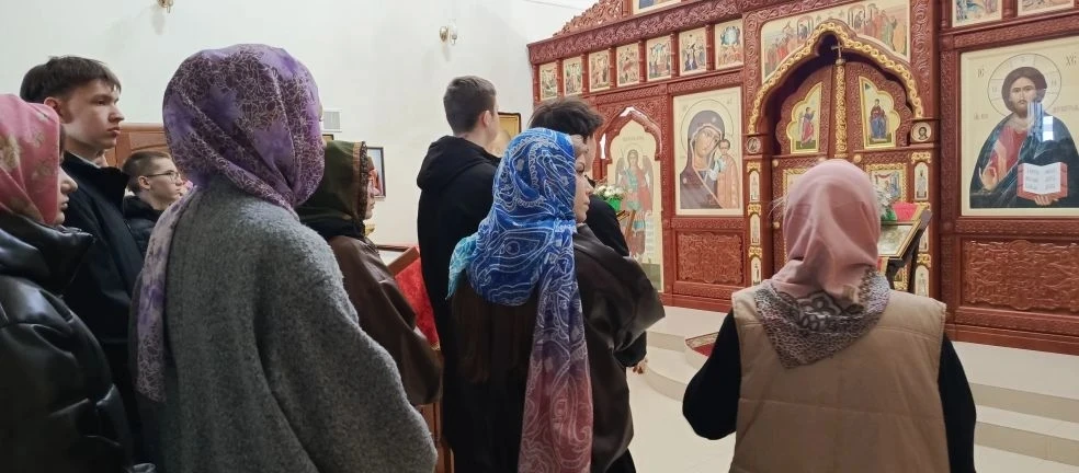 Сегодня в  рамках проекта «Наследие духа» учащиеся 11 класса посетили Храм новомучеников и исповедни