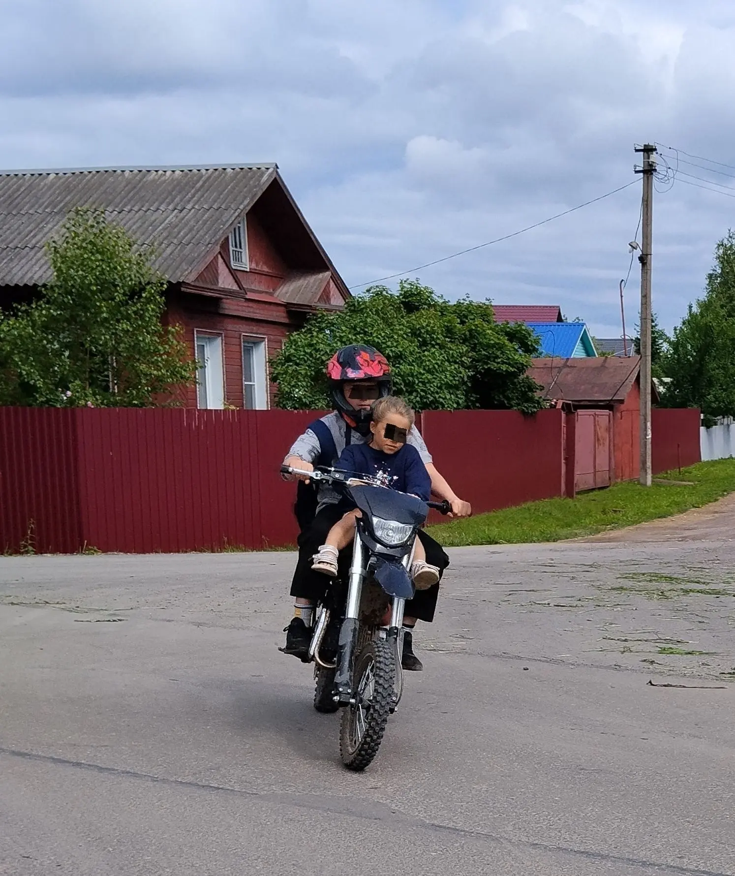 Снова о детях за рулем мототранспорта

Рассказывает жительница Череповецкого округа:

"Вот такую вес