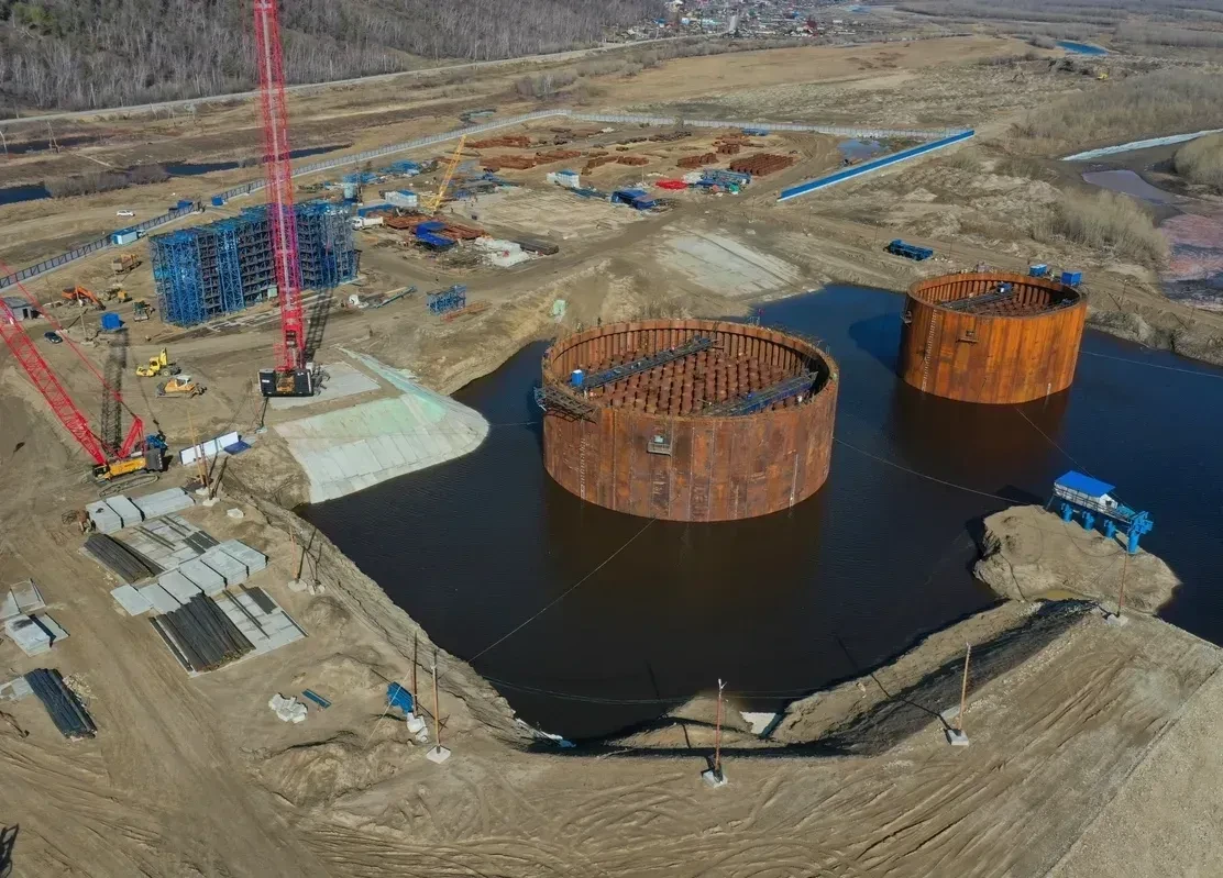 🌊🏗 На стройке Ленского моста готовятся к операции по выводу в русло реки первого коффердама  Строите