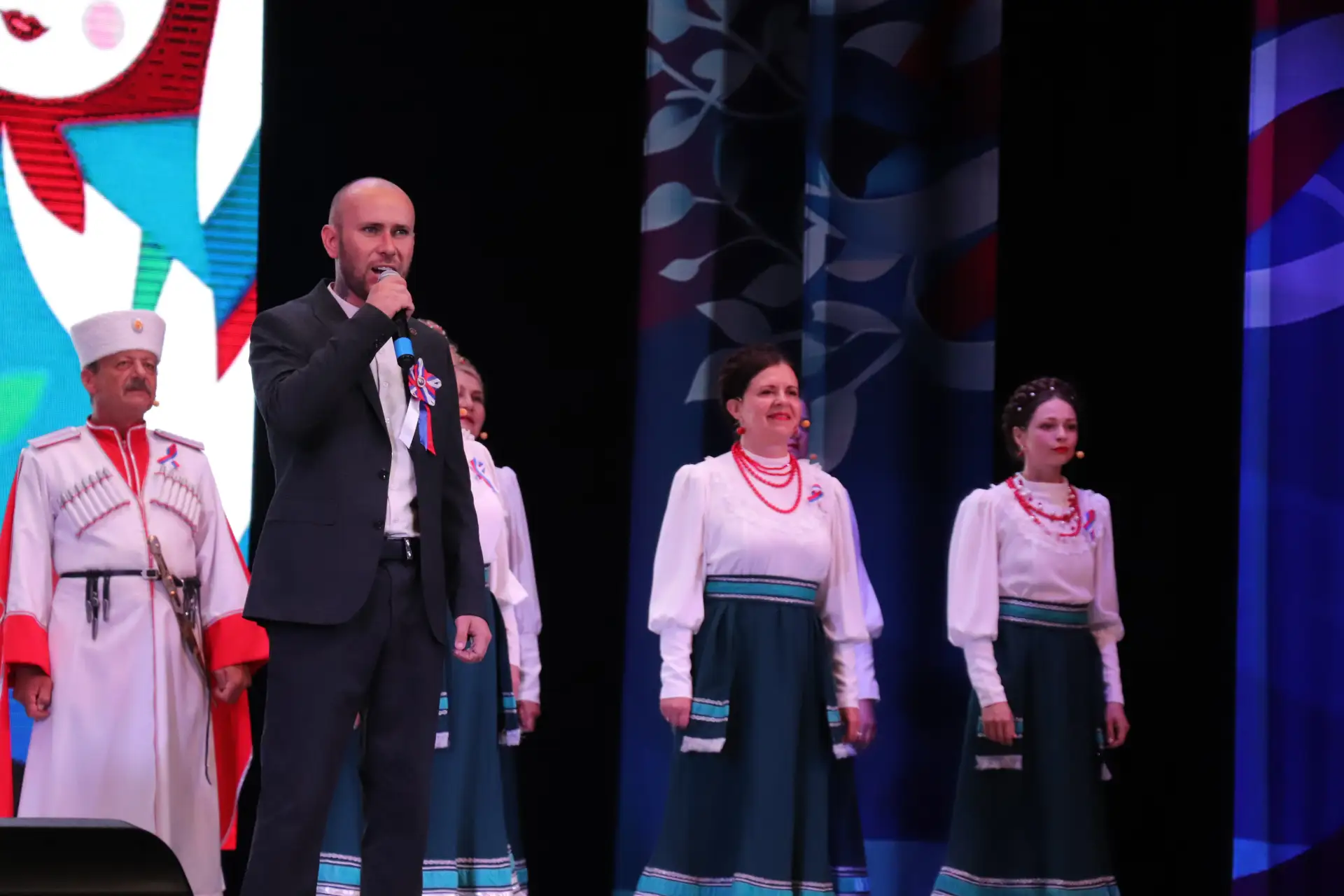 В Каневском РДК отзвучал праздничный концерт "Россия - гордость и сила!"

Яркие номера представили в