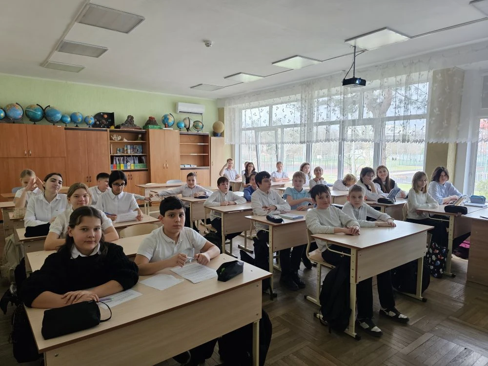 🚀 Научный десант в 5 «Д»: Урок экологии от КубГМУ!  Волонтеры-медики вышли из стен университета, что