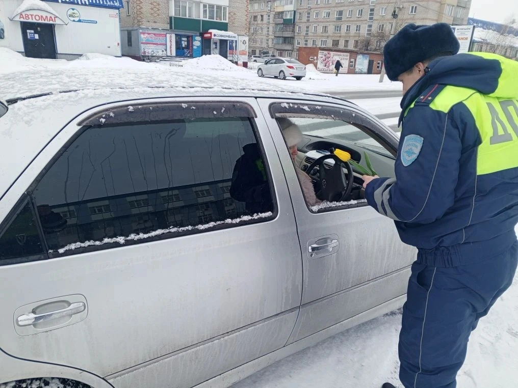 👮‍♂️🚔🌷Каменские автоинспекторы поздравили автоледи с  праздником! 🌷🚗  Восьмого марта сотрудники Каме