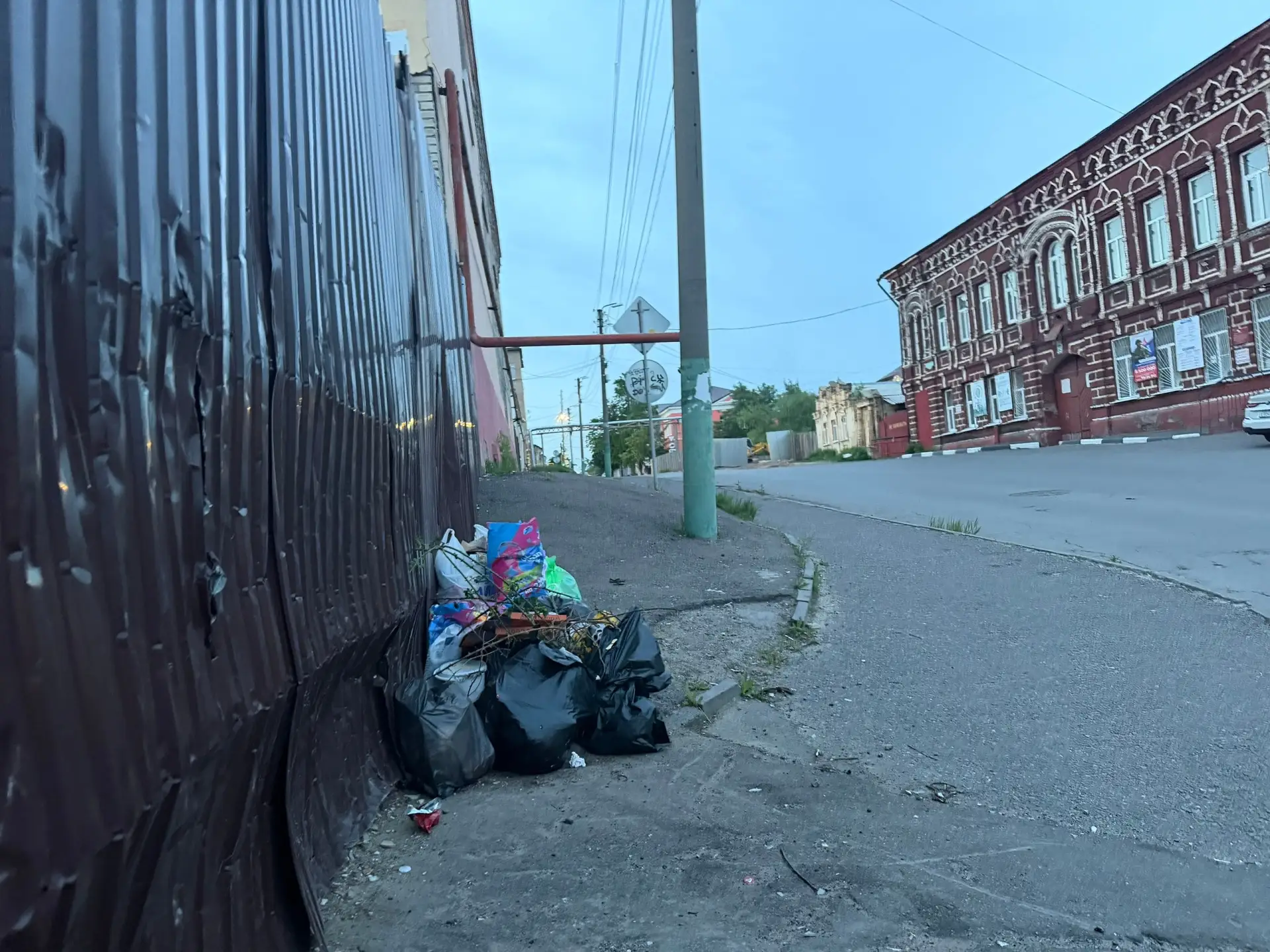 Район военкомата. Верните урну!!!! Повсеместно в городе сокращают количество контейнеров, отправляя 