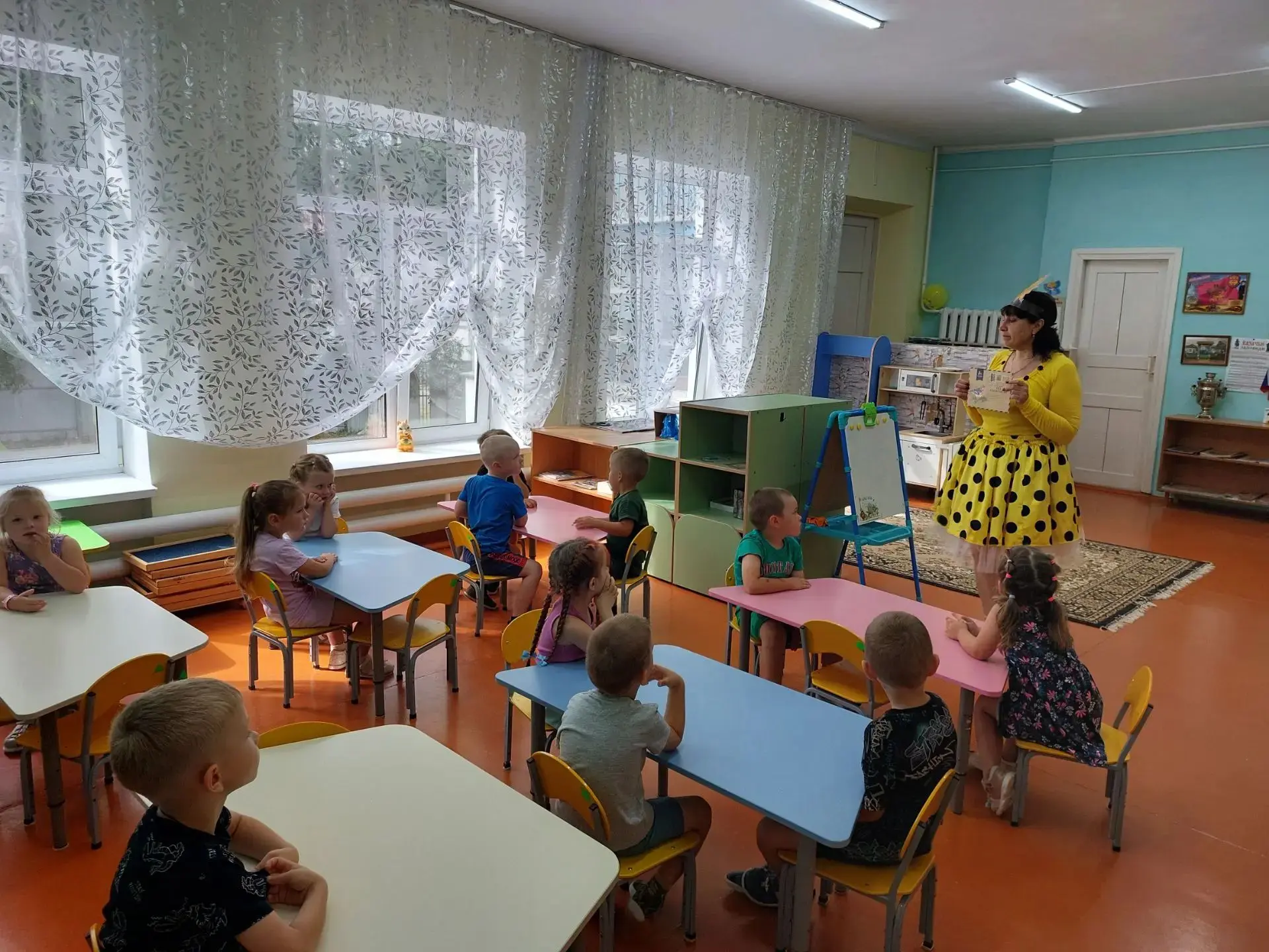 В "День рождение Эмодзи"  в средней группе компенсирующей направленности "Подсолнушки" прошло развле