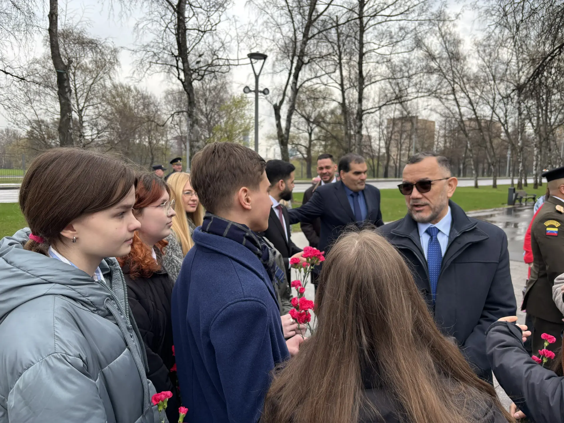 🕯️ Возложение цветов к памятнику Симону Боливару  17 апреля учащиеся основного корпуса нашей школы п
