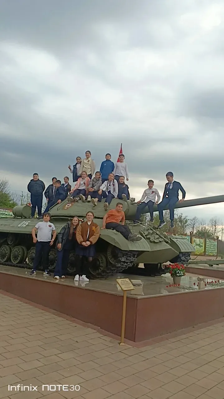 Михаил Исаковский. Куда б ни шёл, ни ехал ты...  Куда б ни шёл, ни ехал ты, Но здесь остановись, Мог