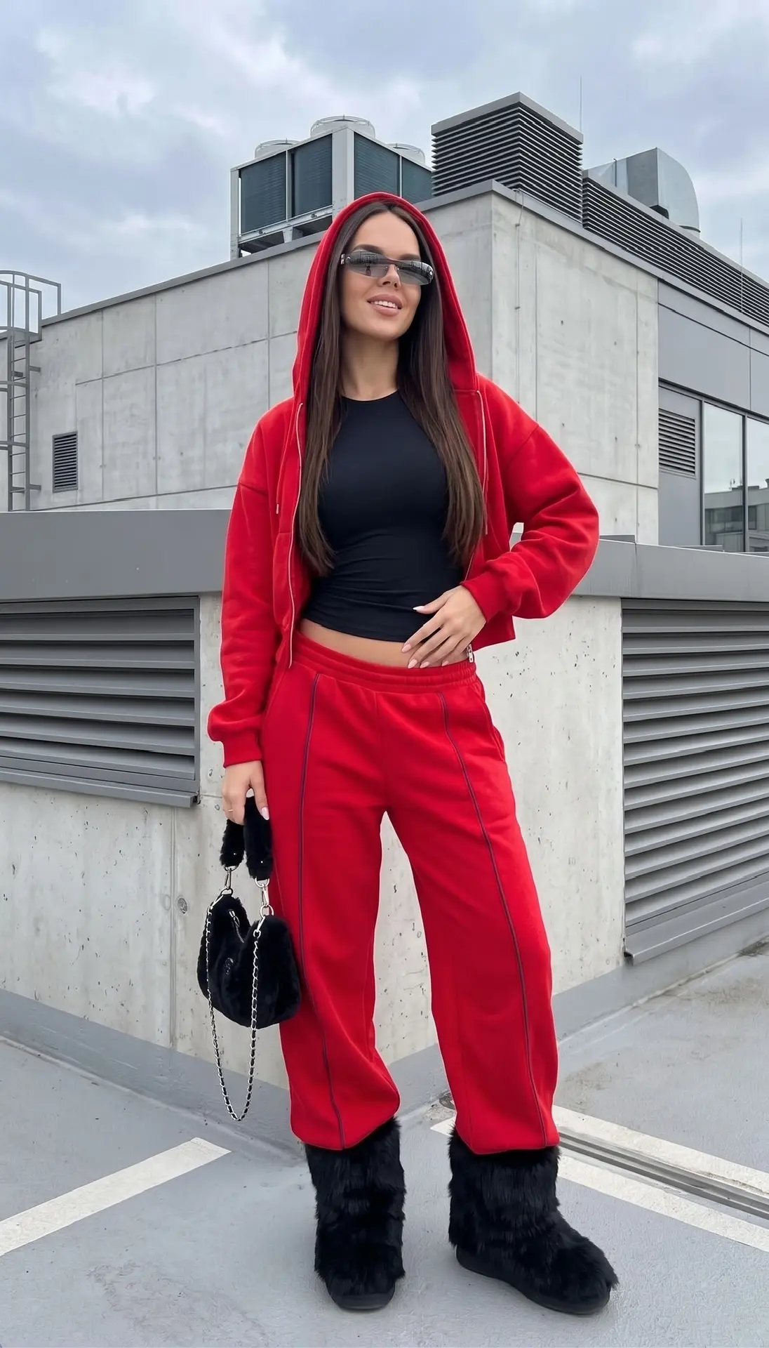 Фотореалистичная street-fashion фотография девушки в полный рост возле современного бет...