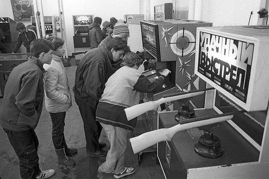 Около игровых автоматов, 1987 г. 🍋