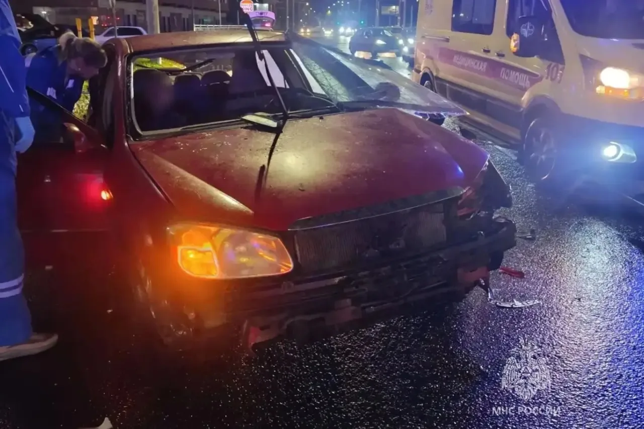 😱Пожилой водитель попал в больницу после ночного дТП