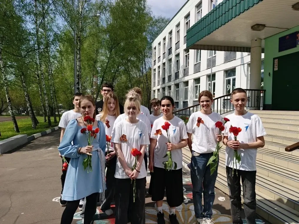 🔥В нашей школе состоялся трогательный Митинг Победы.  Ребята начальной школы проникновенно пели воен
