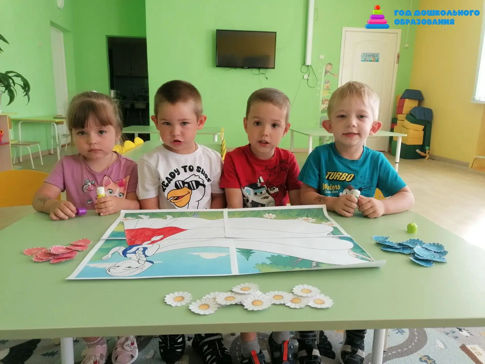 🇷🇺🇷🇺🇷🇺В преддверии дня флага Российской Федерации ребята второй младшей группы со...