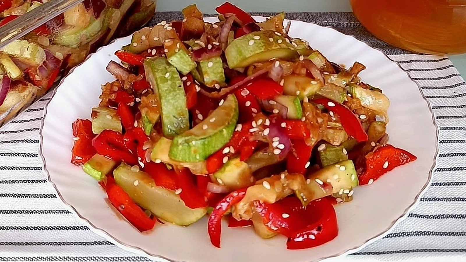 🔥 Салат из жареных кабачков и перца - быстро и вкусно!
Думаете, кабачок - это скучно? Смотрите, как