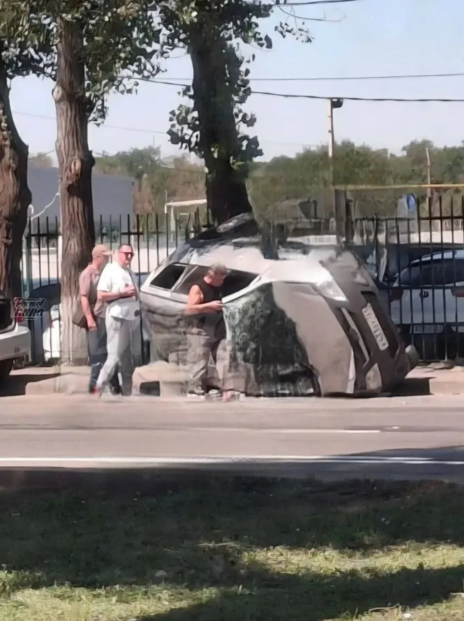 ⚠️Ларгус перевернулся на Шолохова возле Ленты на въезде в Ростов