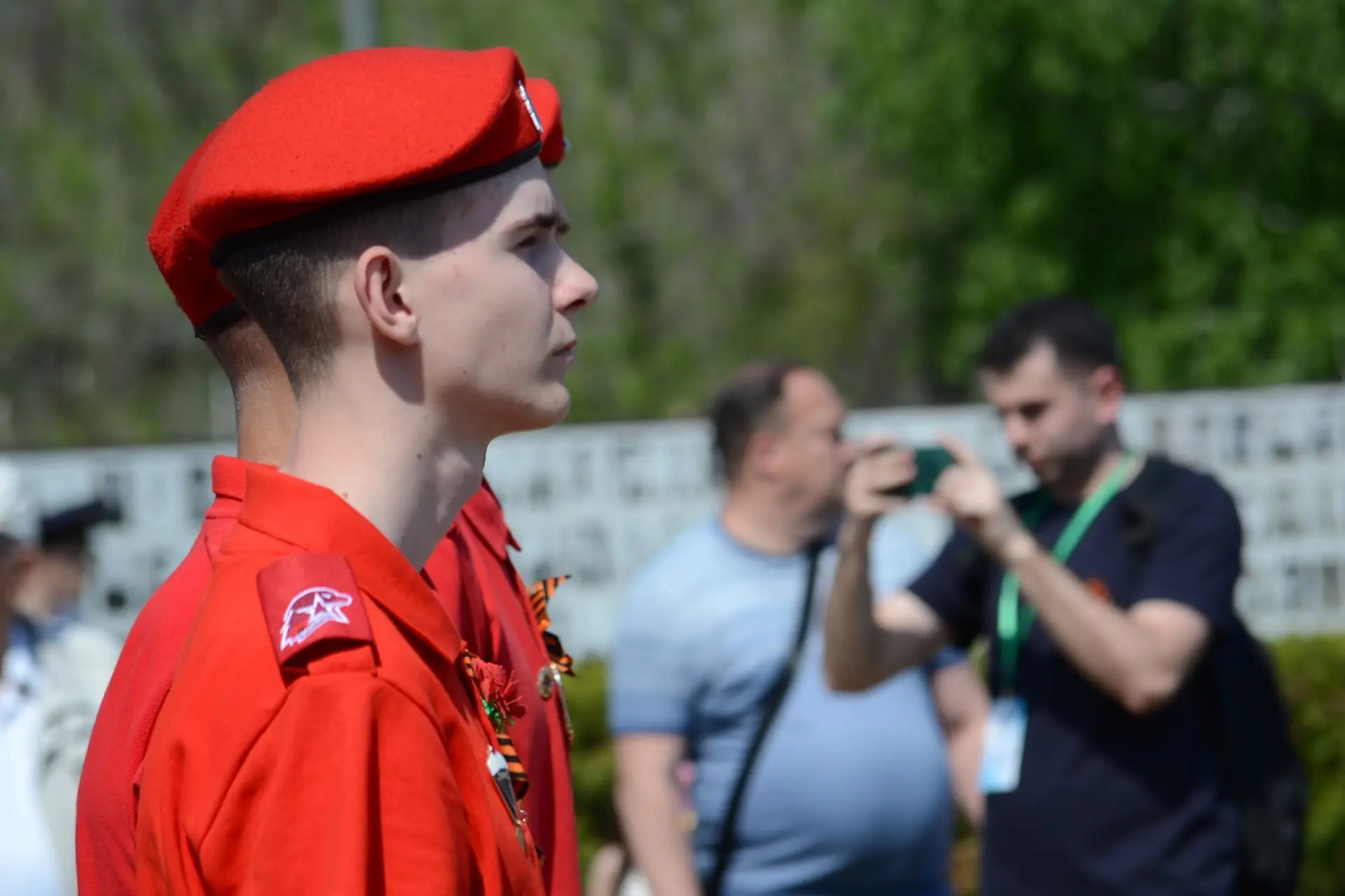 🌟 Сегодня юнармейцы стали участниками важной патриотической традиции — церемонии возложения венков и