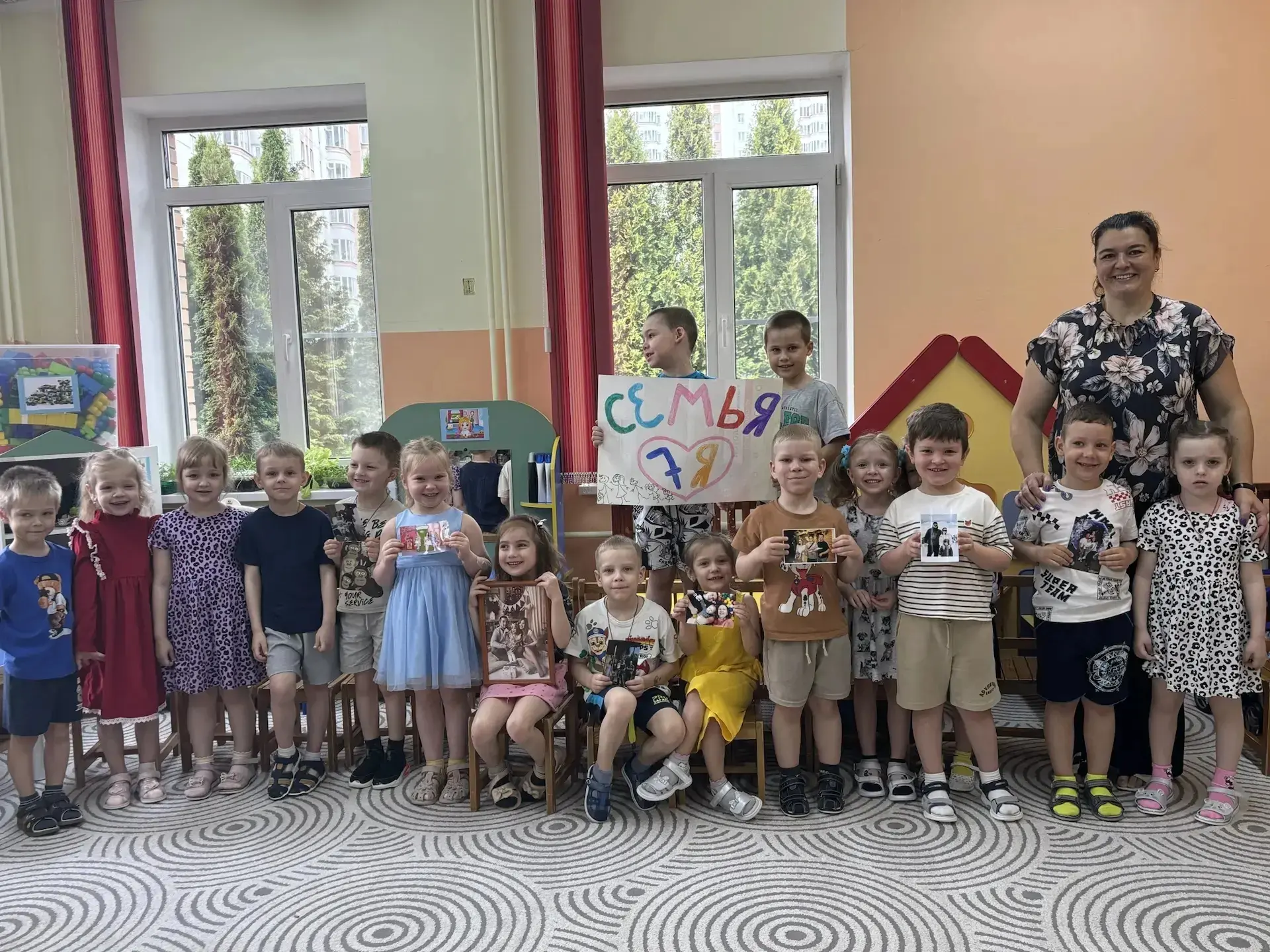 🎉Уважаемые родители и гости нашего сообщества, спешим поздравить вас с праздником!