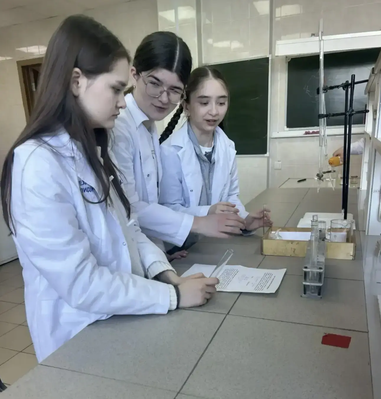 🔬 Химия - это магия, подтвержденная наукой! ✨  Ученики 10 «Б» класса побывали в настоящей научной ла