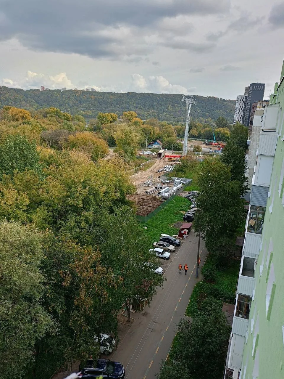 🚡 А у нас в Нижнем на улице Баумана установили вторую опору новой канатной дороги.