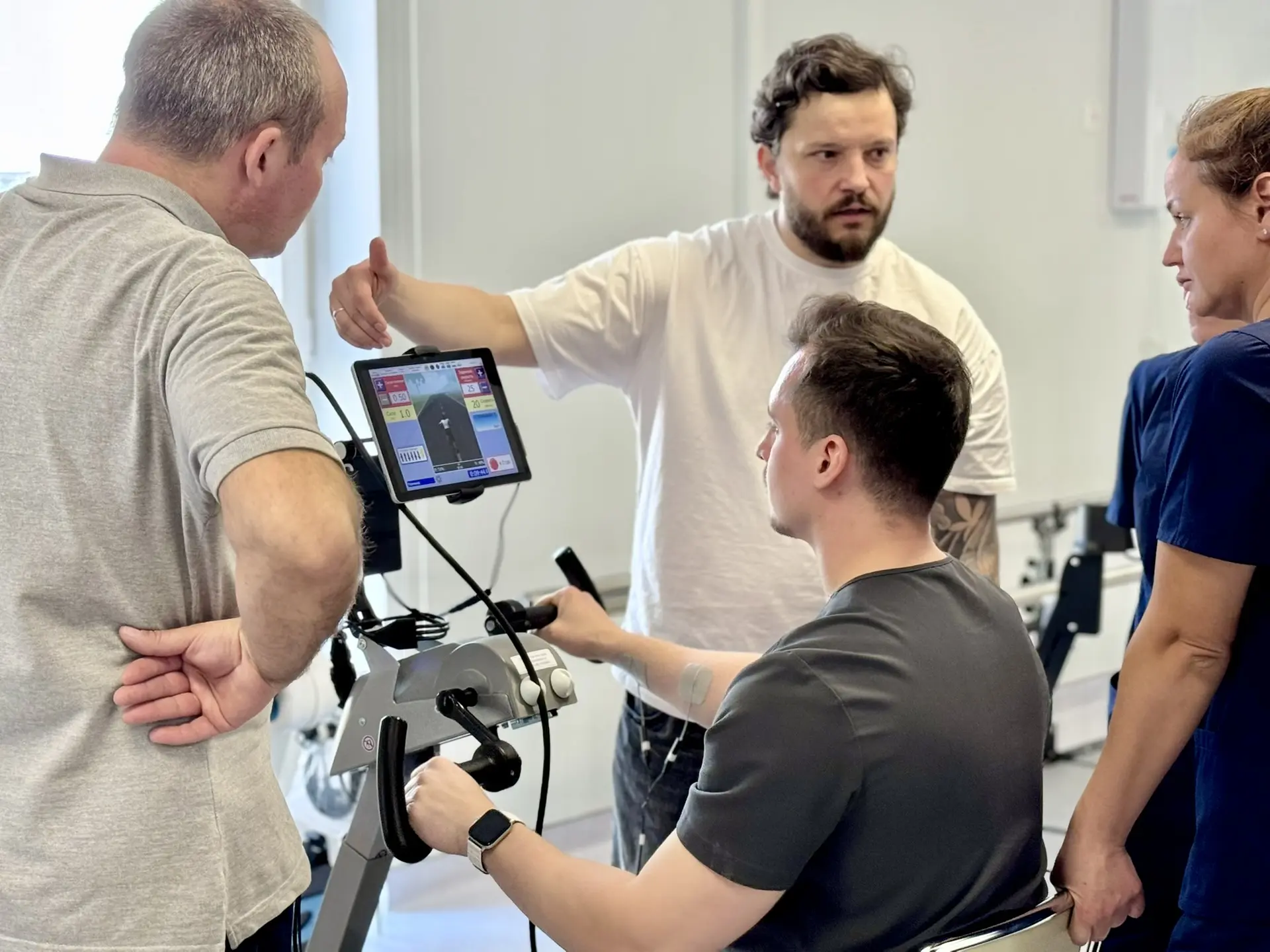 ⚙️ Двигательная механотерапия с MOTOmed — возвращаем движение и уверенность   В нашем Центре дети и 