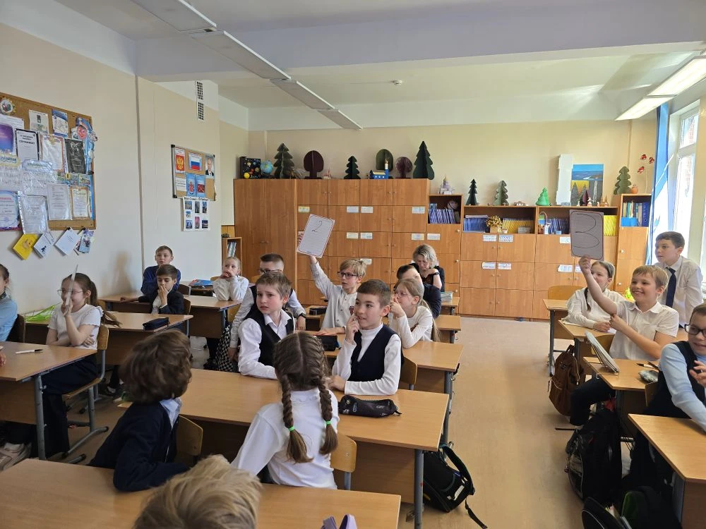 🚴‍♂️🛴 Квиз «С СИМ — безопасно колесим»: учимся правилам вместе!   ✨8 мая отряд ЮИД «Дорожные звёзды»
