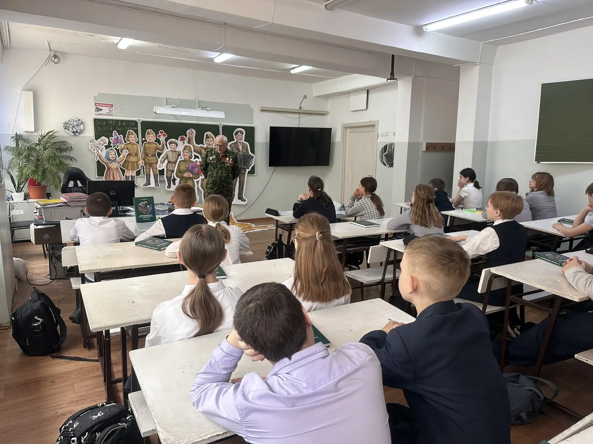Связь поколений не прерывается! ✨  Сегодня в 5«А» классе прошел Урок мужества, приуроченный к велико