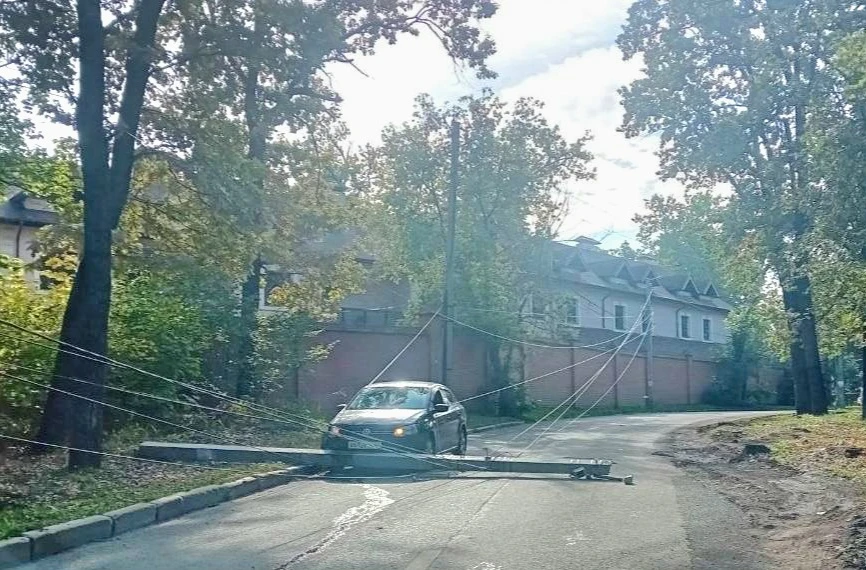В Самаре в Кировском районе на автомобиль упал столб с проводами. Водитель не пострадал...