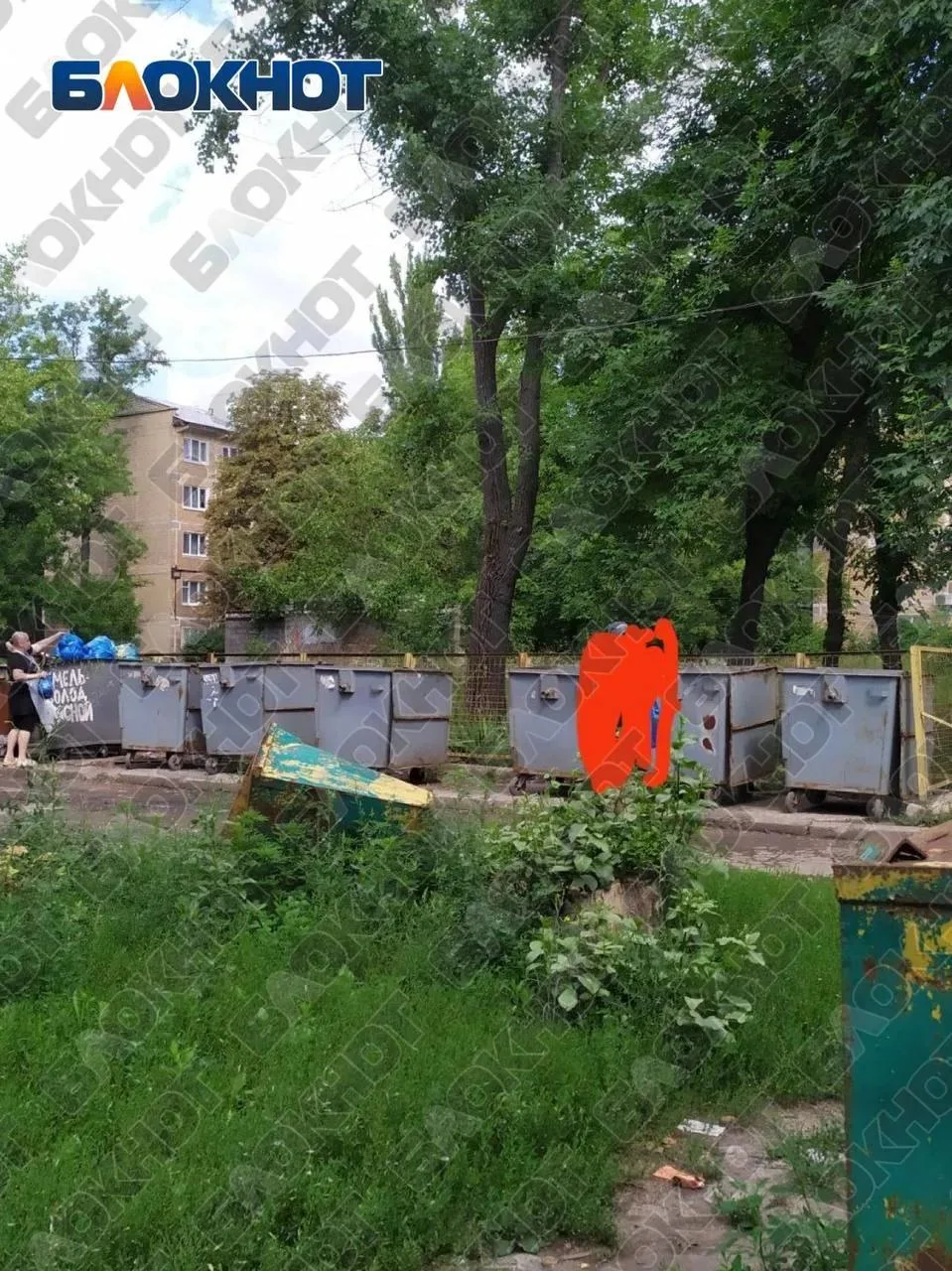 Мусорный бак на Бирюзова, 18 не убирают после десятка жалоб жителей
 
Жители снова прислали фото в «