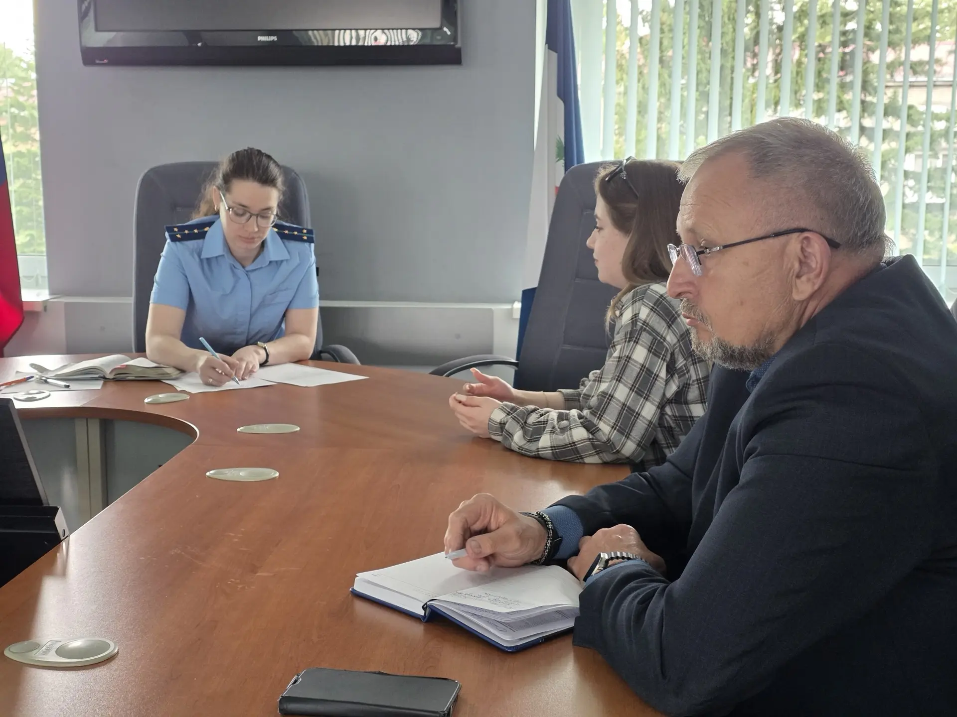 Заместитель транспортного прокурора провел выездной прием граждан в городе Шелехове

Заместитель Ирк