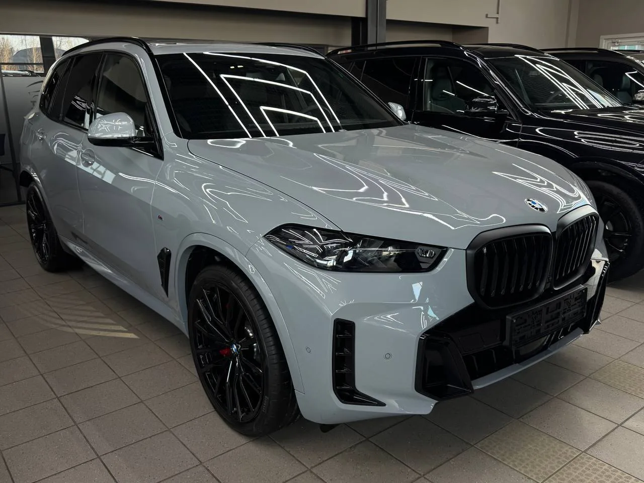BMW X5 xDrive30d M Sport Pro 3.0 дизель 2025 (серый на черном)