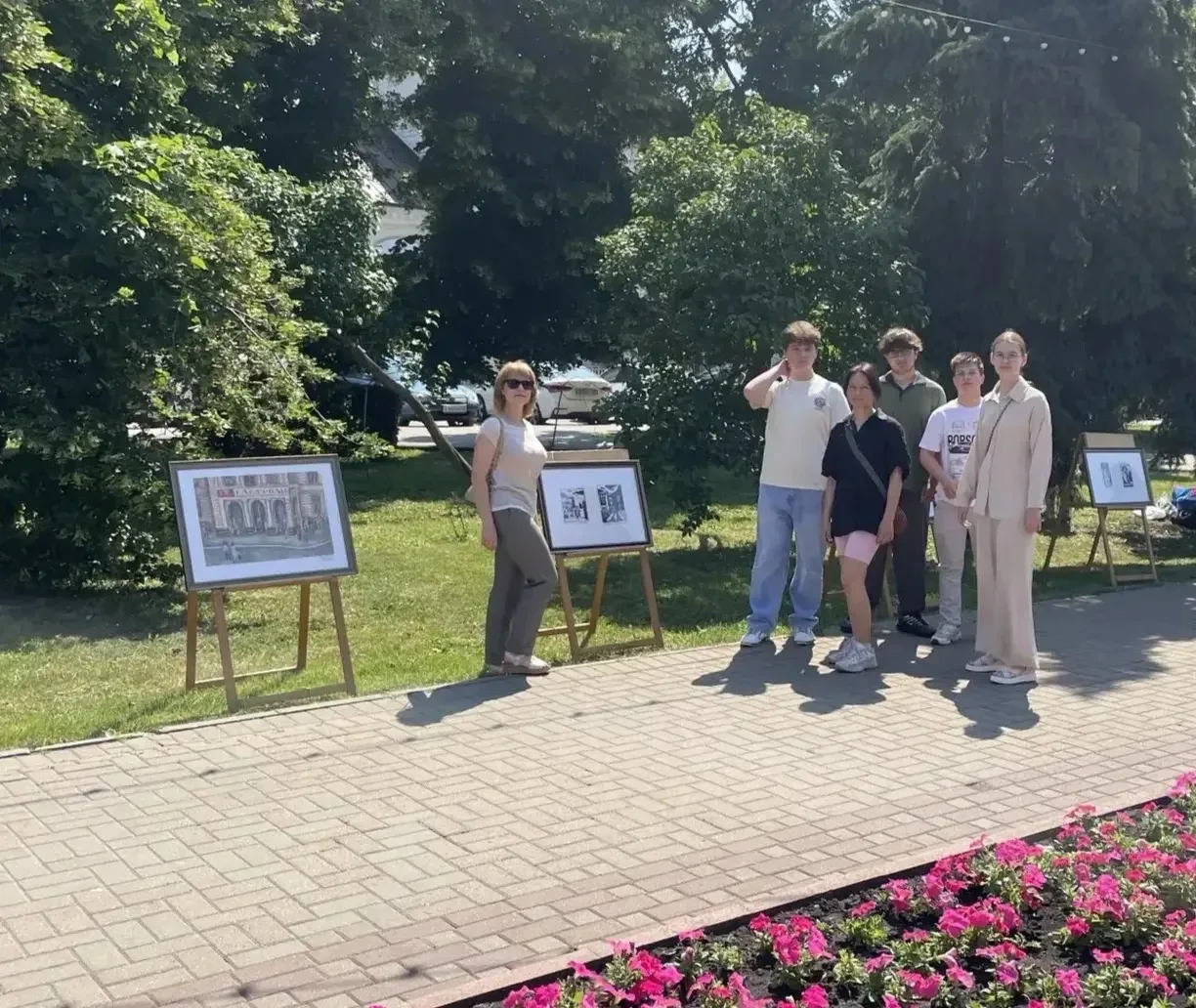 Празднование Дня города у учащихся 10Б класса началось с погружения в мир искусства. Ребята посетили