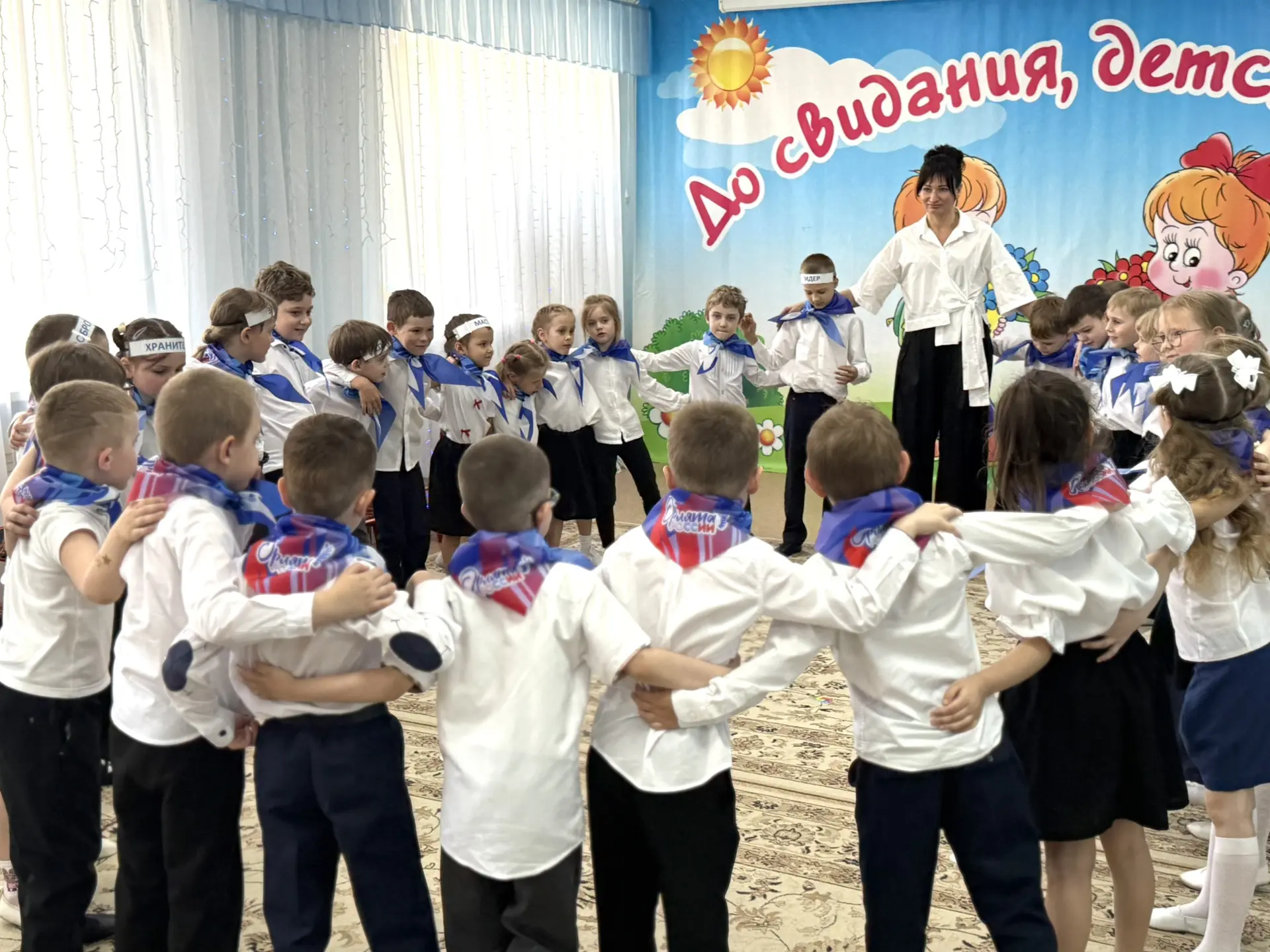 Друзья, нашим выпускникам, орлятам-дошколятам, повязали галстуки на праздничном мероприятии! 🥳🤩
Но