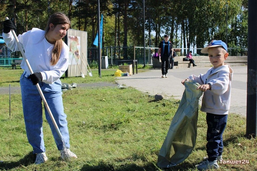 📸 Большой субботник в Тайшетском городском парке — на фотографиях Евгения Новика