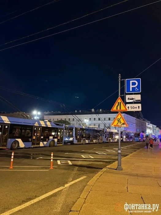 В ряд выстроились и троллейбусы. Им пока не проехать.