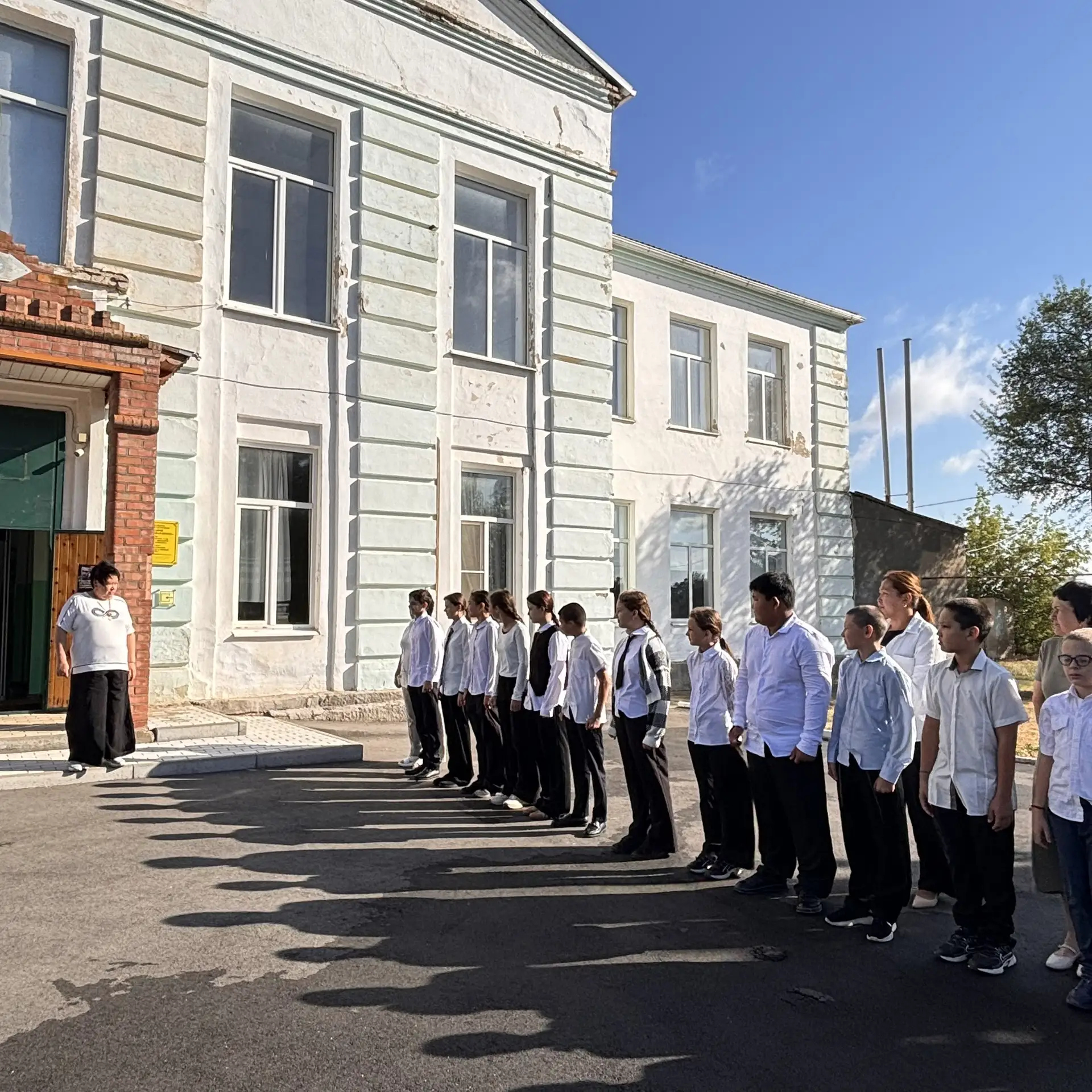 🇷🇺Сегодня в нашей школе прошла традиционная линейка поднятия флагов и исполнения гимнов.