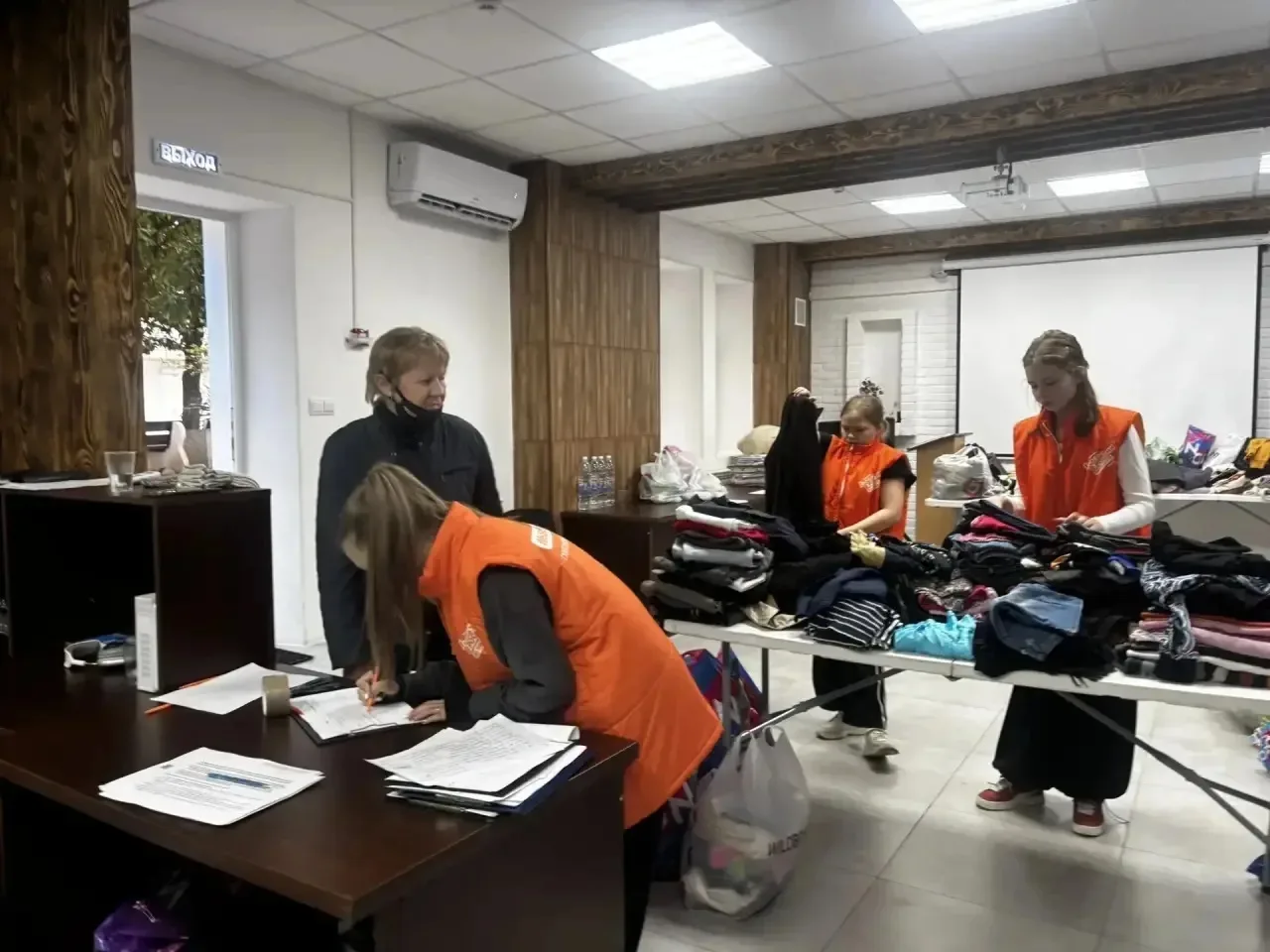 ‼ Туапсе #МЫВМЕСТЕ  Сегодня с раннего утра 100 волонтеров работают на местах ликвидации последствий 