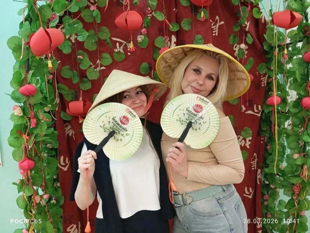 В нашей школе открылась тематическая фотозона, посвящённая Дню культуры Китая!  Приглашаем всех учен