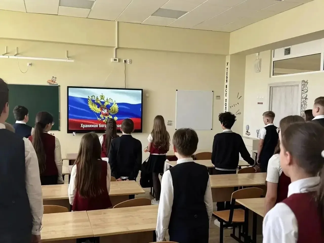 🇷🇺 ТРАДИЦИОННОЕ ПОДНЯТИЕ ФЛАГА И «РАЗГОВОРЫ О ВАЖНОМ»  Каждый понедельник в МБОУ СОШ №11 г. Ессентук