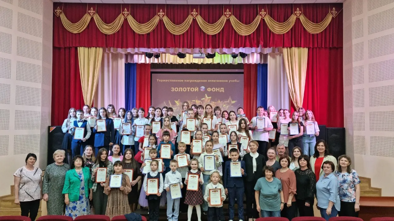 ✨ «Золотой фонд» Медвенской детской школы искусств ✨
🎶 На сцене Центра народного творчества состоял