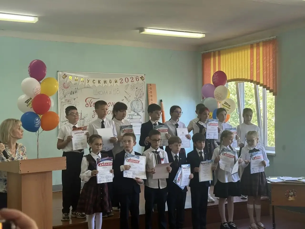 В нашей школе прошёл тёплый и трогательный праздник — выпускной у 4-х классов 🎓✨ Четыре года назад э