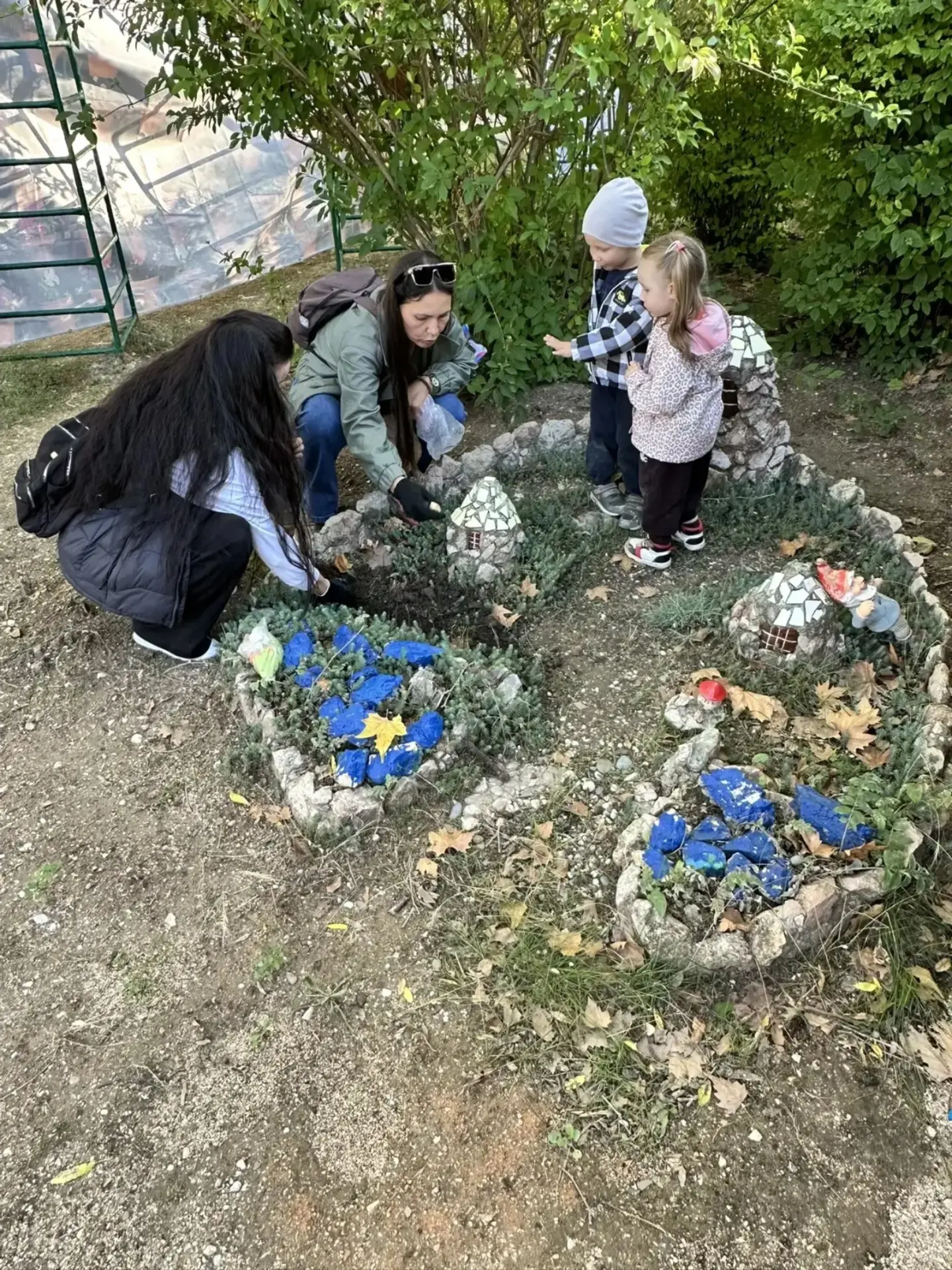 🌷Наши мамочки и детки решили облагородить участок и посадили тюльпаны. Вот так красота...