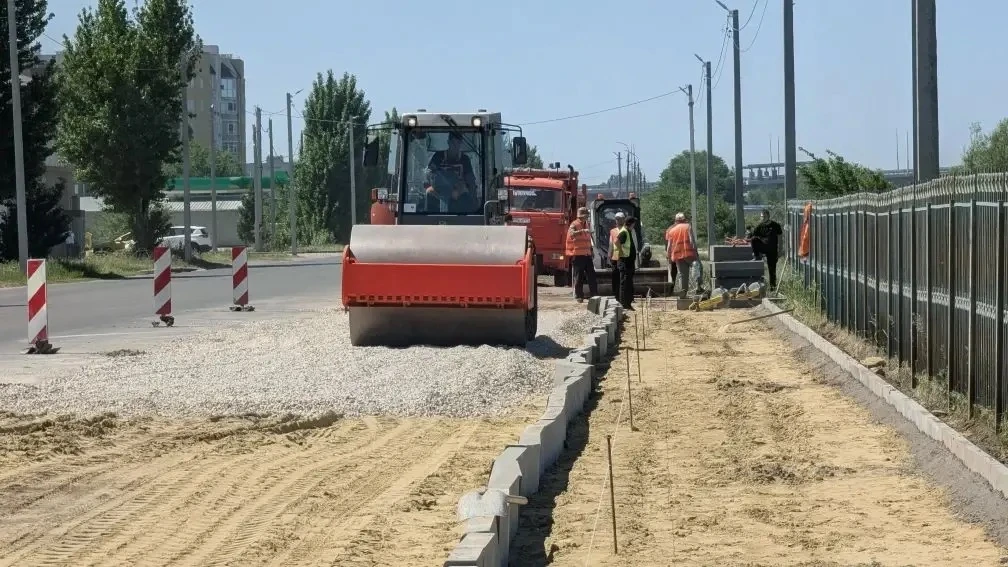 Около пляжа в 7-ом микрорайоне начали обустраивать парковку  Сейчас дорожные рабочие занимаются укла