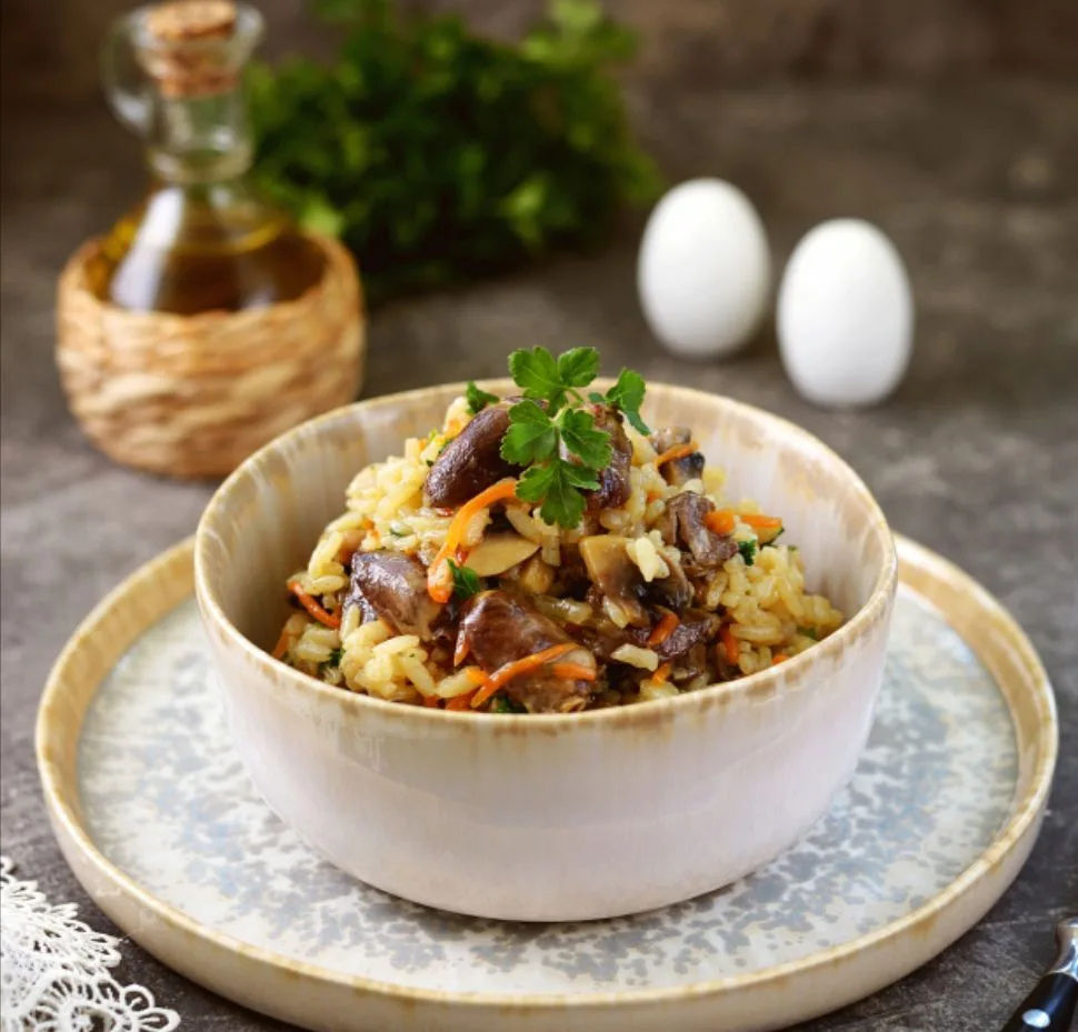 Куриные сердечки с рисом и грибами